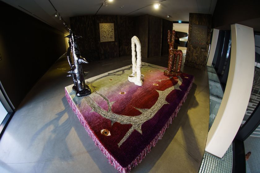 
Naujoje MO parodoje – nuo savipagalbos praktikų iki sąmokslo teorijų                