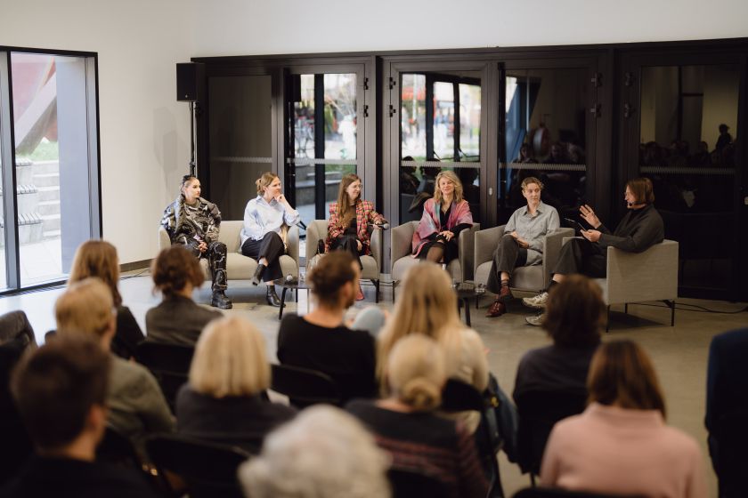 
Naujoje MO parodoje – nuo savipagalbos praktikų iki sąmokslo teorijų                