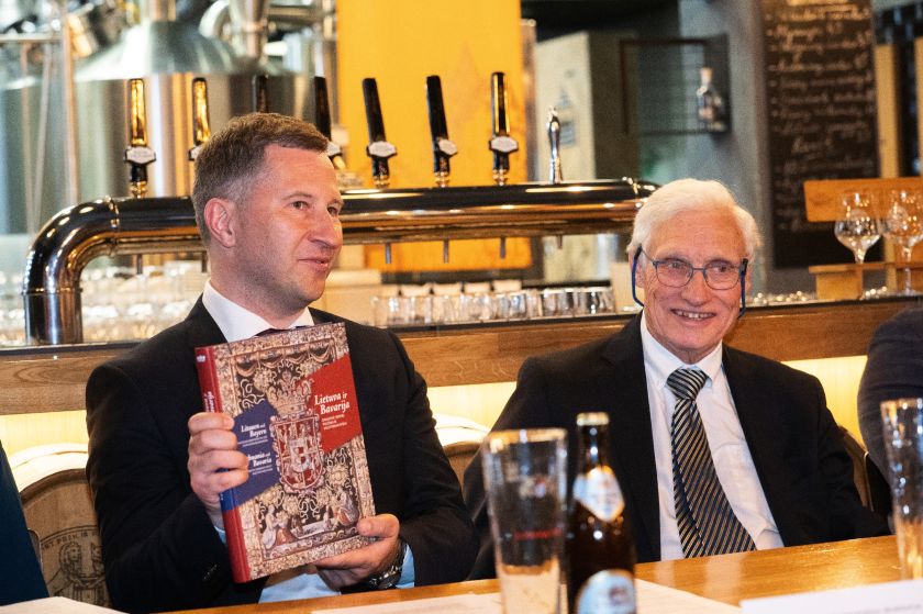 
Kviečia į bavarišką savaitgalį Kaune: sotus vokiškas maistas, tradicinė muzika ir „Oktoberfesto“ nuotaika                