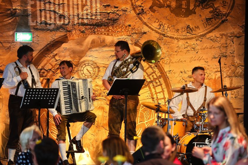 
Kviečia į bavarišką savaitgalį Kaune: sotus vokiškas maistas, tradicinė muzika ir „Oktoberfesto“ nuotaika                