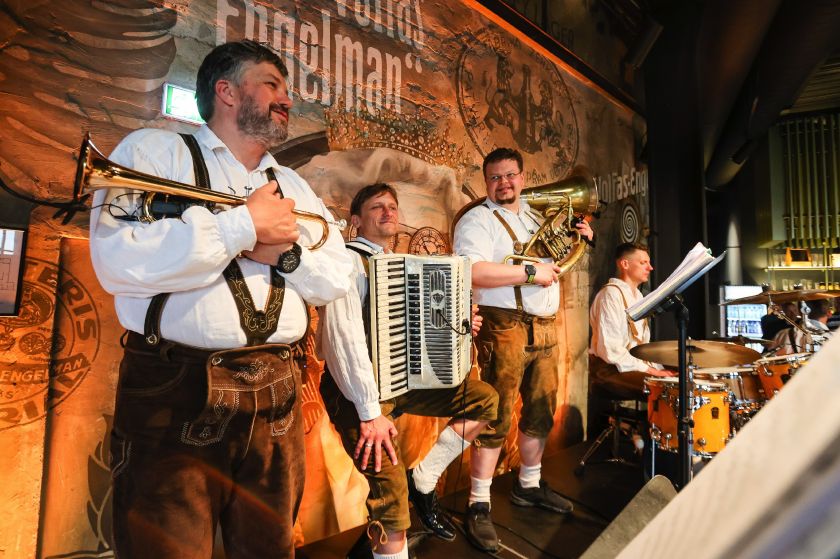 
Kviečia į bavarišką savaitgalį Kaune: sotus vokiškas maistas, tradicinė muzika ir „Oktoberfesto“ nuotaika                
