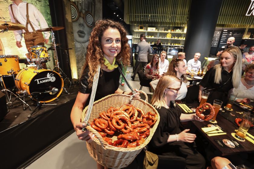 
Kviečia į bavarišką savaitgalį Kaune: sotus vokiškas maistas, tradicinė muzika ir „Oktoberfesto“ nuotaika                