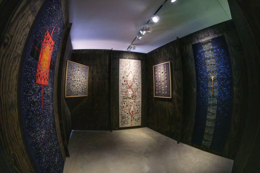 
Naujoje MO parodoje – nuo savipagalbos praktikų iki sąmokslo teorijų                