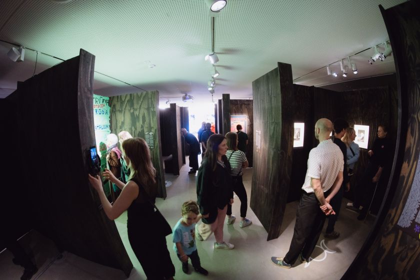 
Naujoje MO parodoje – nuo savipagalbos praktikų iki sąmokslo teorijų                