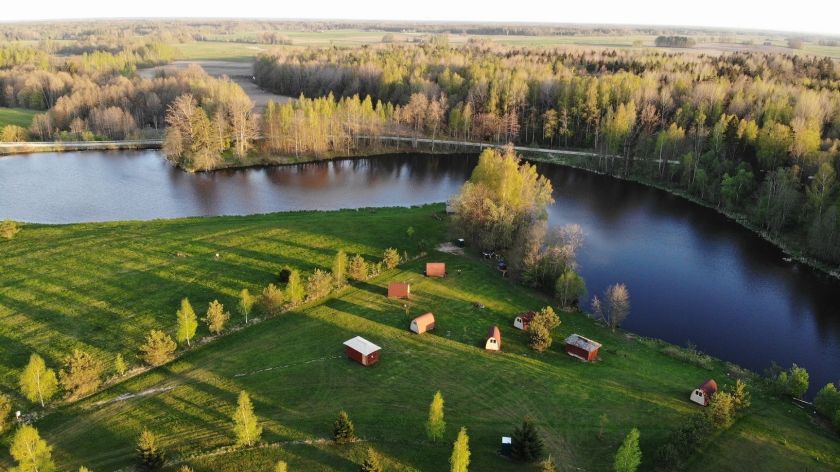 
Stovyklaujantiems su namuku ant pečių – įdomiausios vietos vasaroti su palapine prie vandens                   
