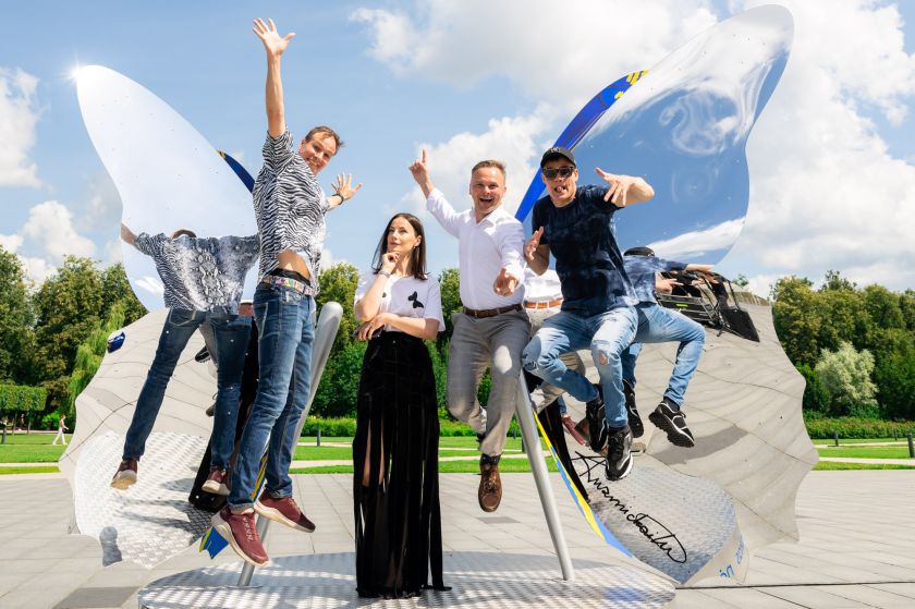 
Lietuvoje prasidėjo Vaikų globos savaitė: Vilniuje pristatyti A. Kuzmickaitės sukurti 3,5 m aukščio sparnai                