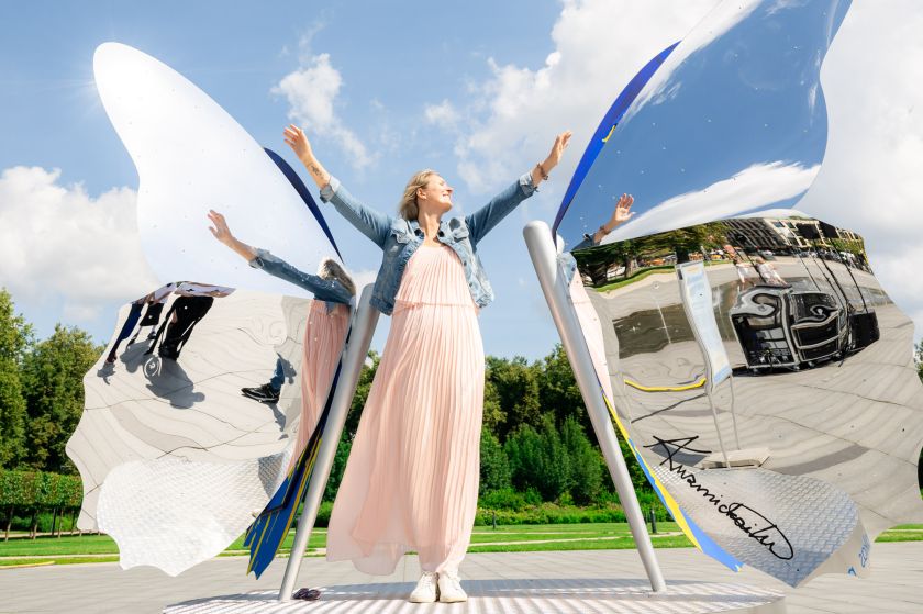 
Lietuvoje prasidėjo Vaikų globos savaitė: Vilniuje pristatyti A. Kuzmickaitės sukurti 3,5 m aukščio sparnai                