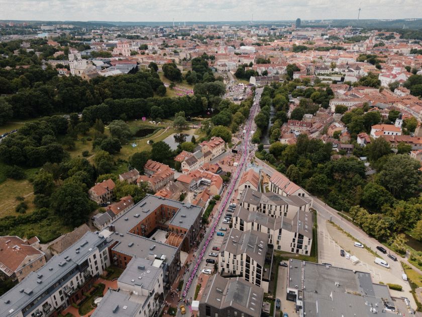 Vilniaus šaltibarščių festivalyje pasiekti net du unikalūs rekordai: prie ilgiausio rožinės sriubos stalo susėdo 1 200 renginio svečių