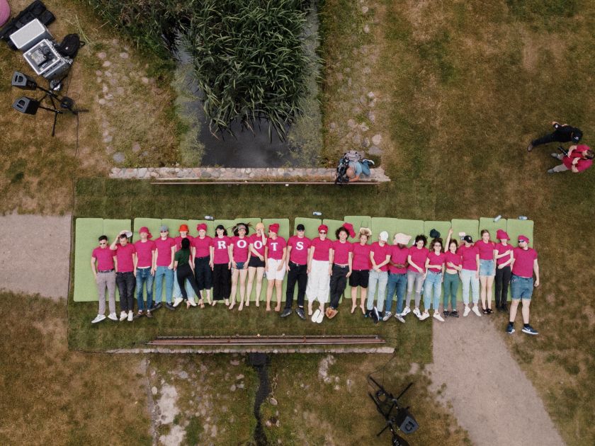 Vilniaus šaltibarščių festivalyje pasiekti net du unikalūs rekordai: prie ilgiausio rožinės sriubos stalo susėdo 1 200 renginio svečių