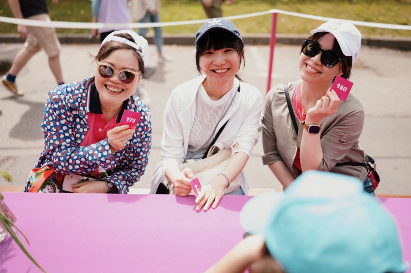 Vilniaus šaltibarščių festivalyje pasiekti net du unikalūs rekordai: prie ilgiausio rožinės sriubos stalo susėdo 1 200 renginio svečių