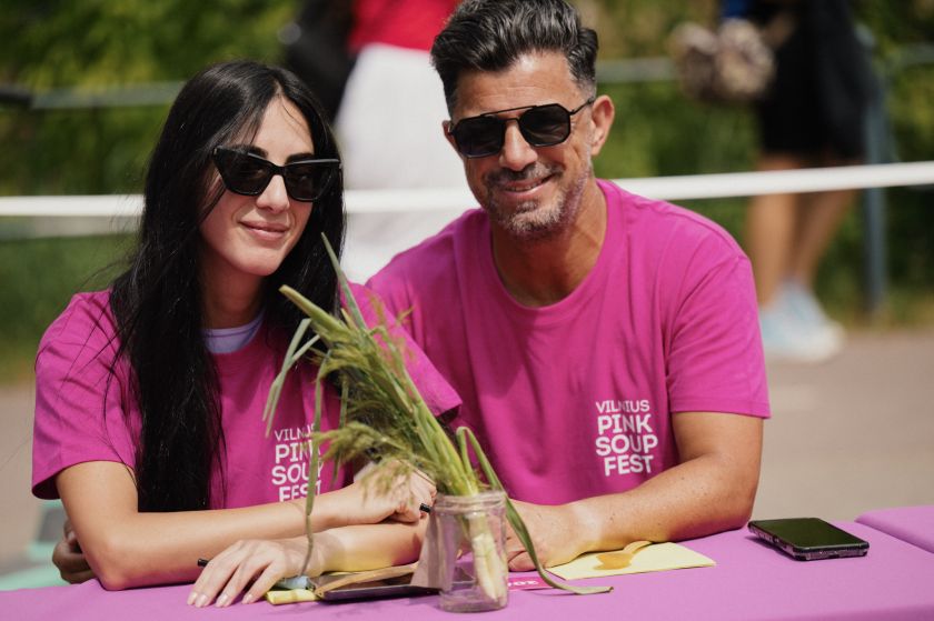 Vilniaus šaltibarščių festivalyje pasiekti net du unikalūs rekordai: prie ilgiausio rožinės sriubos stalo susėdo 1 200 renginio svečių