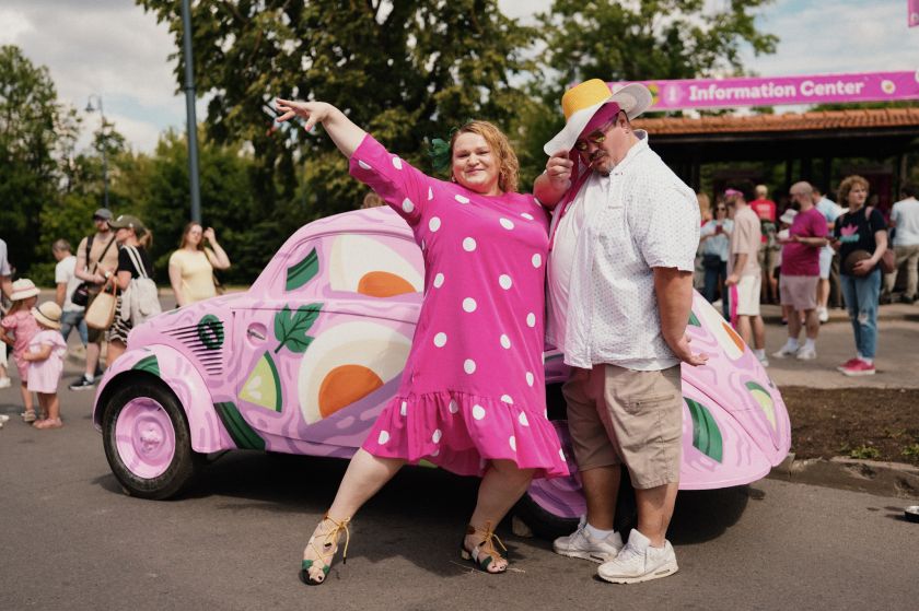 Vilniaus šaltibarščių festivalyje pasiekti net du unikalūs rekordai: prie ilgiausio rožinės sriubos stalo susėdo 1 200 renginio svečių
