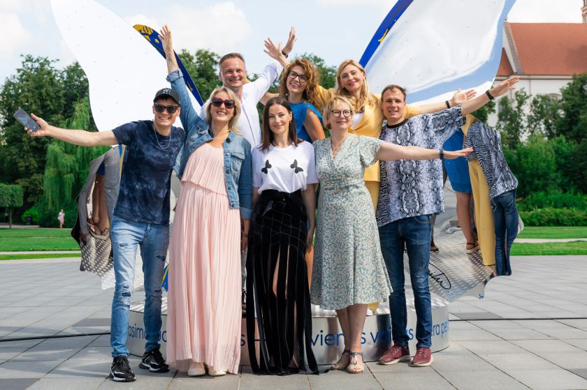 
Lietuvoje prasidėjo Vaikų globos savaitė: Vilniuje pristatyti A. Kuzmickaitės sukurti 3,5 m aukščio sparnai                