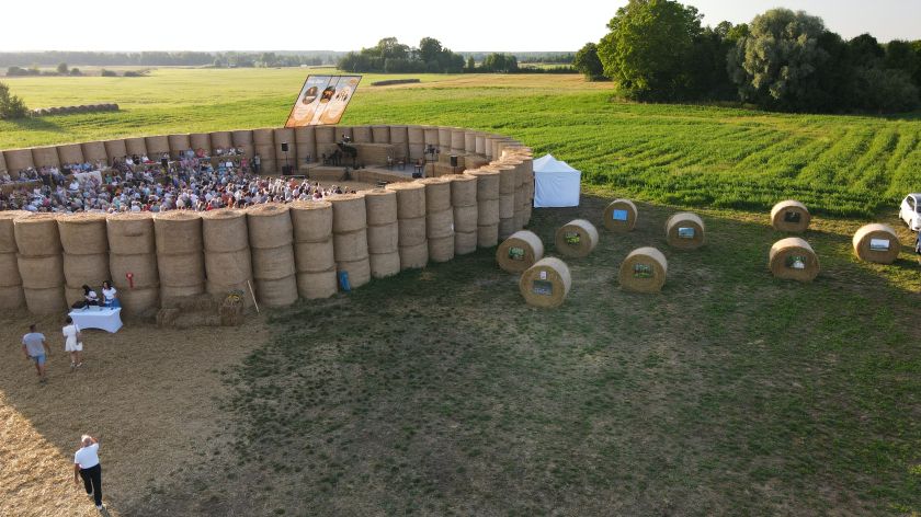 
Didžiausia Lietuvoje koncertinė erdvė iš šiaudų sugrįžta: ją pastebėjo ir užsienio žiniasklaida                