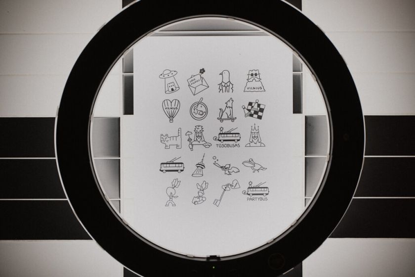 
Daugiau kaip 100 žmonių išreiškė meilę Vilniui išsitatuiruodami sostinės simbolius                