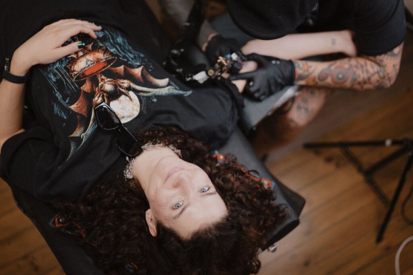 
Daugiau kaip 100 žmonių išreiškė meilę Vilniui išsitatuiruodami sostinės simbolius                