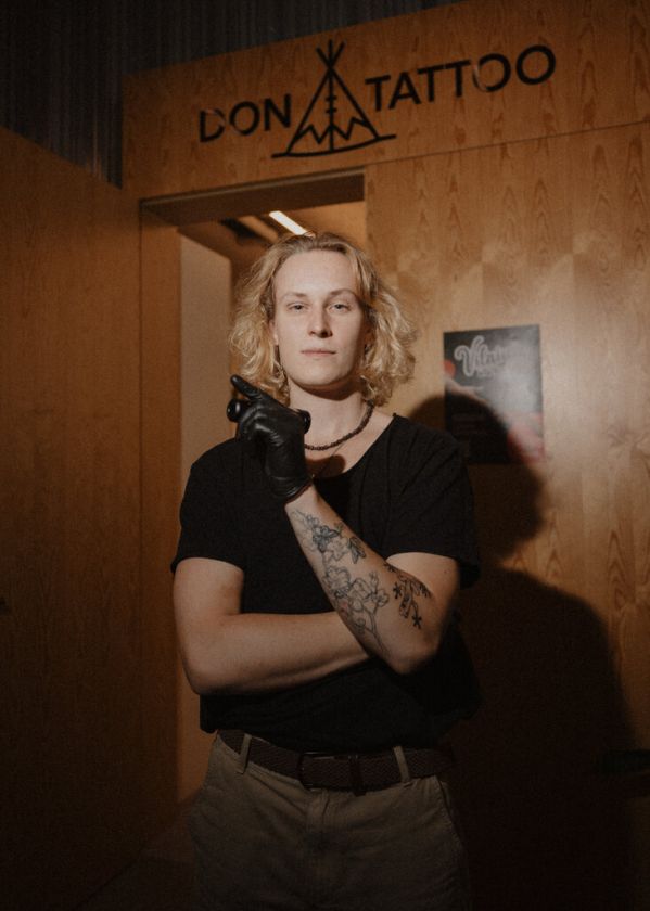 
Daugiau kaip 100 žmonių išreiškė meilę Vilniui išsitatuiruodami sostinės simbolius                