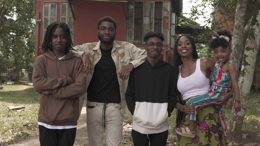 
Nesurežisuotos afroamerikiečių istorijos persikrausčius į Afriką – naujoje „discovery+“ laidoje                