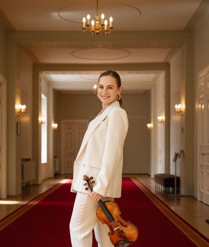 
LNSO koncerte – ne tik violončelės žvaigždė Nicolas Altstaedt, bet ir charizmatiška lietuvių smuikininkė Dalia Kuznecovaitė                