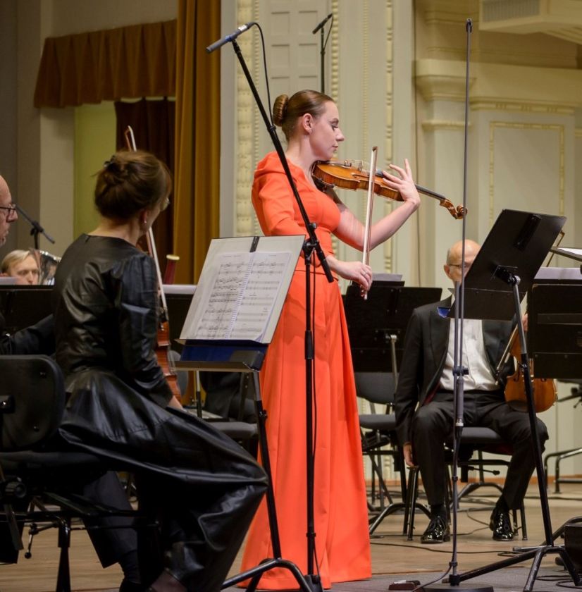 
LNSO koncerte – ne tik violončelės žvaigždė Nicolas Altstaedt, bet ir charizmatiška lietuvių smuikininkė Dalia Kuznecovaitė                