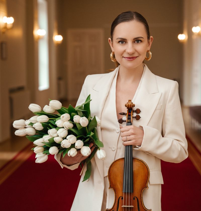 
LNSO koncerte – ne tik violončelės žvaigždė Nicolas Altstaedt, bet ir charizmatiška lietuvių smuikininkė Dalia Kuznecovaitė                