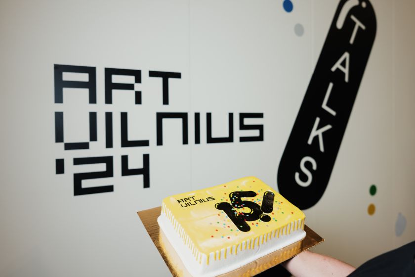
Penktadienį prasideda „ArtVilnius’24“: šventinis tortas ir komplimentai augančiai meno mugei                