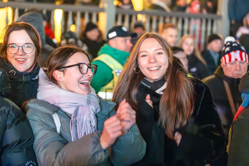 Šįvakar įžiebta Palangos eglė suspindo daugybe čiurlioniškų saulių