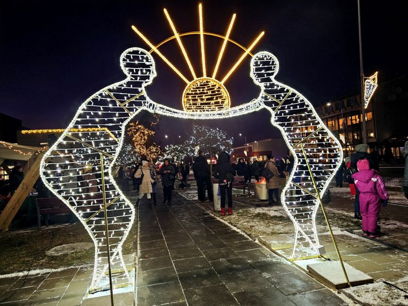 Su M.K. Čiurlionio simfonijos „Miške“ skambesiu Varėnoje įžiebta miesto eglė!