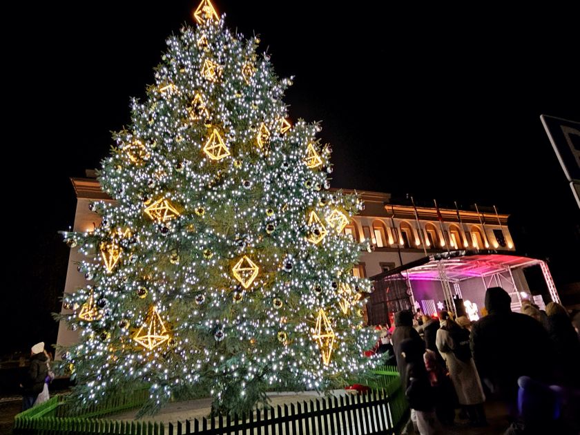 Su M.K. Čiurlionio simfonijos „Miške“ skambesiu Varėnoje įžiebta miesto eglė!