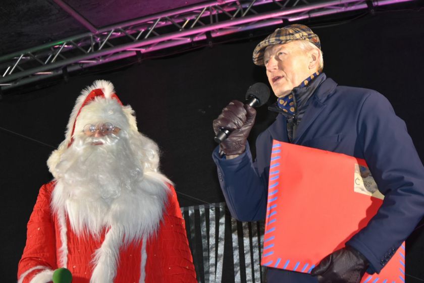 Su M.K. Čiurlionio simfonijos „Miške“ skambesiu Varėnoje įžiebta miesto eglė!