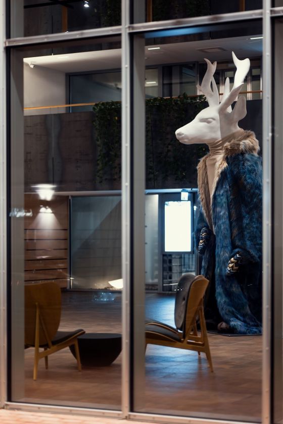 Paupys ruošiasi žiemos šventėms: jame įsikūrė netradiciškai pasipuošę Kalėdų elniai