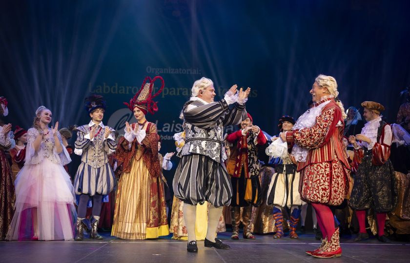 Muzikinio spektaklio visiems „Riešutėliai Pelenei“ premjeroje karūnomis ir tiaromis pasipuošę žiūrovai (fotoreportažas)