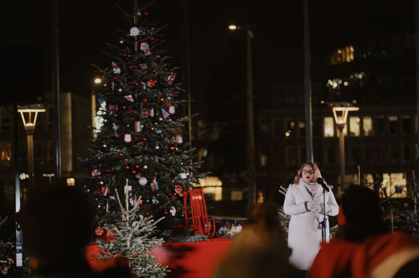 Tarptautinė Kalėdų eglė kviečia į Europos aikštę: pasigrožėkite skirtingų šalių švenčių ornamentais