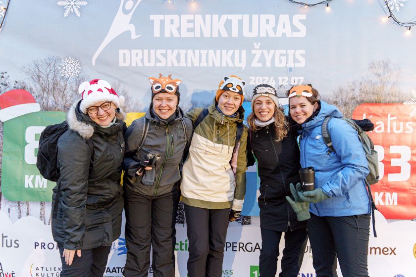 Druskininkuose tikra kalėdinė žygiavimo šventė: šeštadienį „TrenkTuro” žygeiviai užkūrė šventinį karnavalą