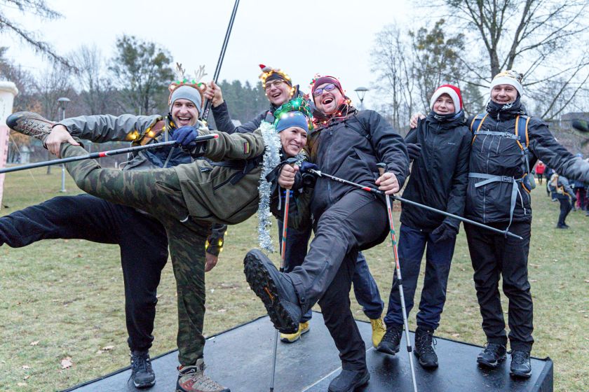 Druskininkuose tikra kalėdinė žygiavimo šventė: šeštadienį „TrenkTuro” žygeiviai užkūrė šventinį karnavalą