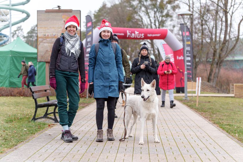 Druskininkuose tikra kalėdinė žygiavimo šventė: šeštadienį „TrenkTuro” žygeiviai užkūrė šventinį karnavalą