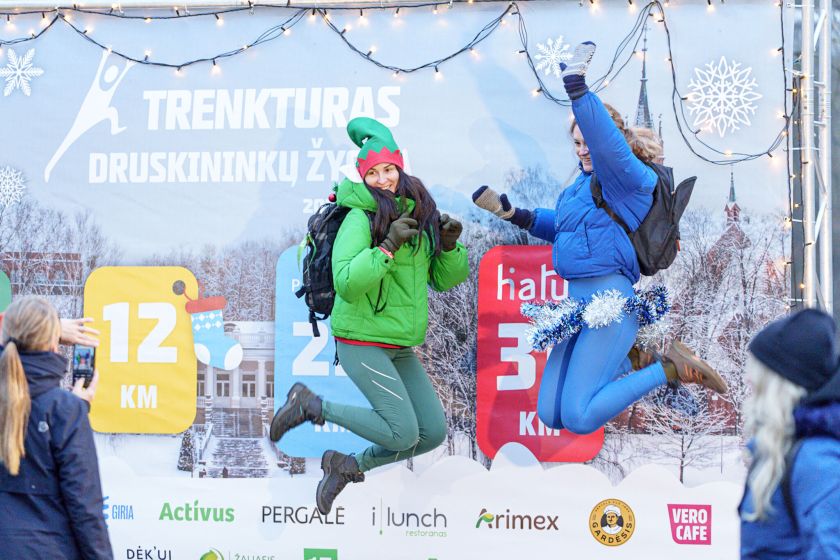 Druskininkuose tikra kalėdinė žygiavimo šventė: šeštadienį „TrenkTuro” žygeiviai užkūrė šventinį karnavalą