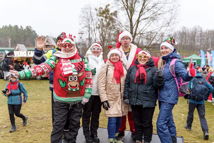 Druskininkuose tikra kalėdinė žygiavimo šventė: šeštadienį „TrenkTuro” žygeiviai užkūrė šventinį karnavalą