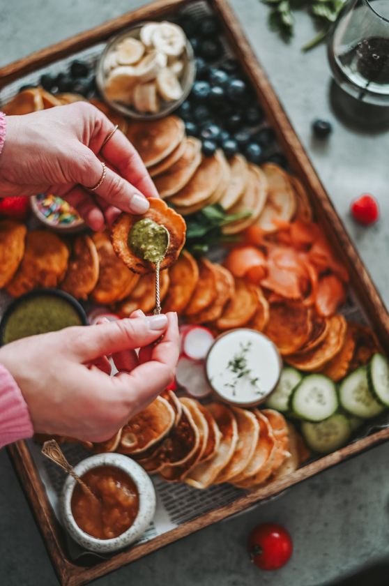 Berta Garuckė į visų mėgstamus blynus siūlo pažvelgti kitaip: išbandykite tradicijų ir netikėtų skonių mišinį