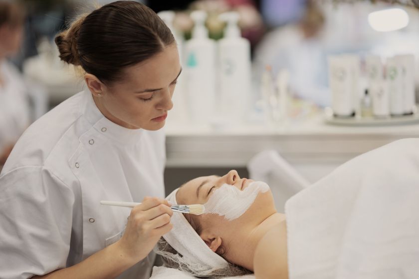 Specialistė įspėja: kūną žalojanti grožio industrija neturi ateities