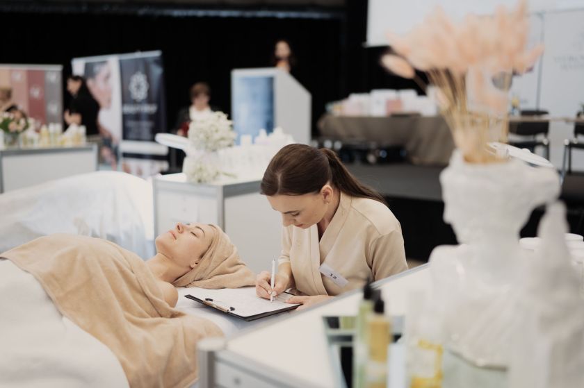 Specialistė įspėja: kūną žalojanti grožio industrija neturi ateities