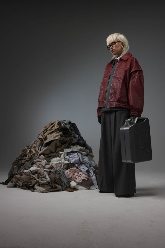 Rudens mada be taisyklių: stilistė pataria, kaip derinti dirbtinį kailį ir net vasarines sukneles