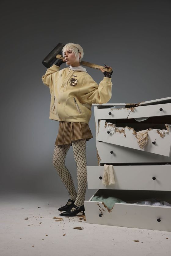 Rudens mada be taisyklių: stilistė pataria, kaip derinti dirbtinį kailį ir net vasarines sukneles