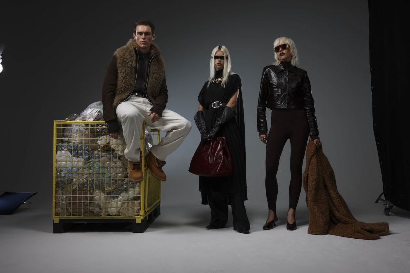 Rudens mada be taisyklių: stilistė pataria, kaip derinti dirbtinį kailį ir net vasarines sukneles