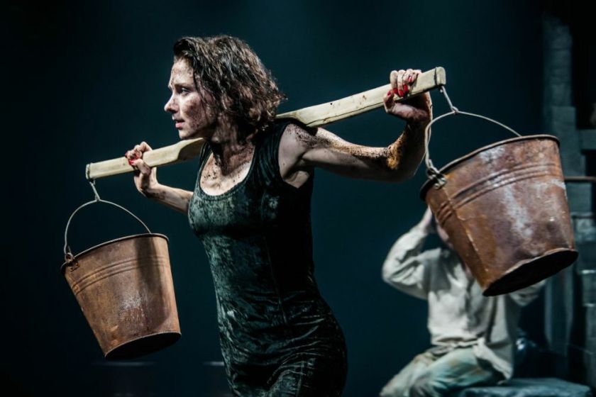 Į vieną lankomiausių VMT spektaklių „Marti“ įsiliejusi Eglė Mikulionytė: „Vingienė nėra nei pikta, nei pagiežinga, o atsilikusi nuo savo laikmečio“