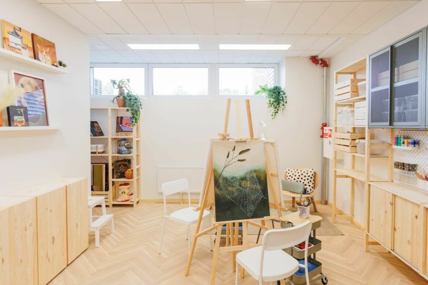 Mažų erdvių dizaino galimybės: kaip 37 kv. metrų patalpa virto daugiafunkce kūrybos studija