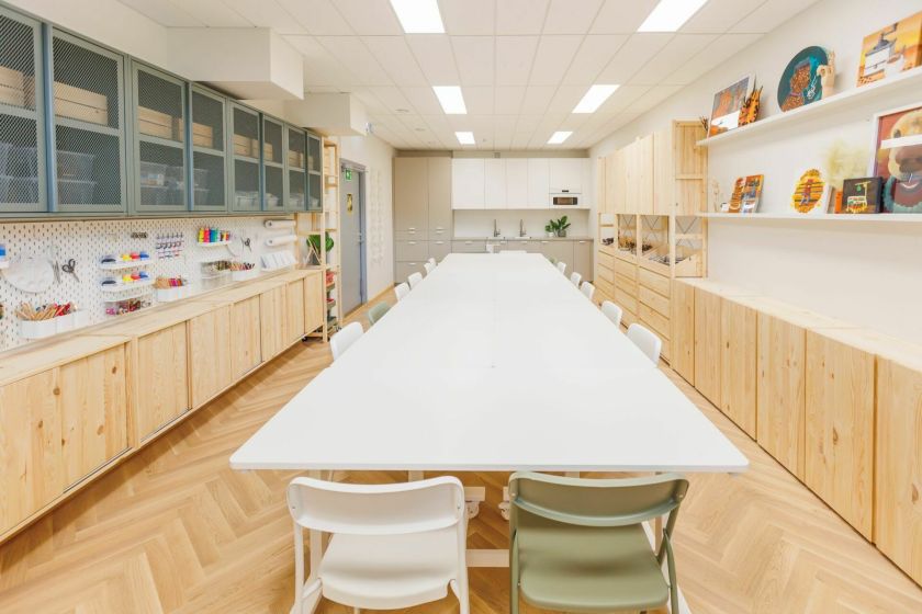 Mažų erdvių dizaino galimybės: kaip 37 kv. metrų patalpa virto daugiafunkce kūrybos studija