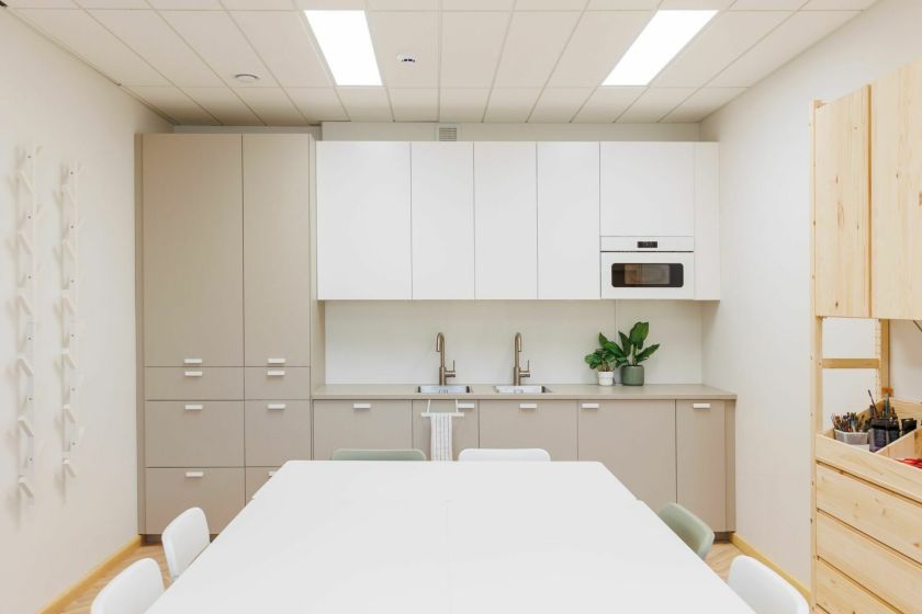 Mažų erdvių dizaino galimybės: kaip 37 kv. metrų patalpa virto daugiafunkce kūrybos studija