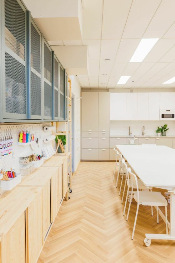 Mažų erdvių dizaino galimybės: kaip 37 kv. metrų patalpa virto daugiafunkce kūrybos studija