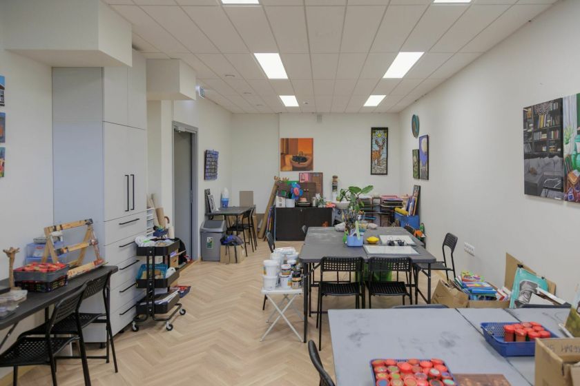 Mažų erdvių dizaino galimybės: kaip 37 kv. metrų patalpa virto daugiafunkce kūrybos studija